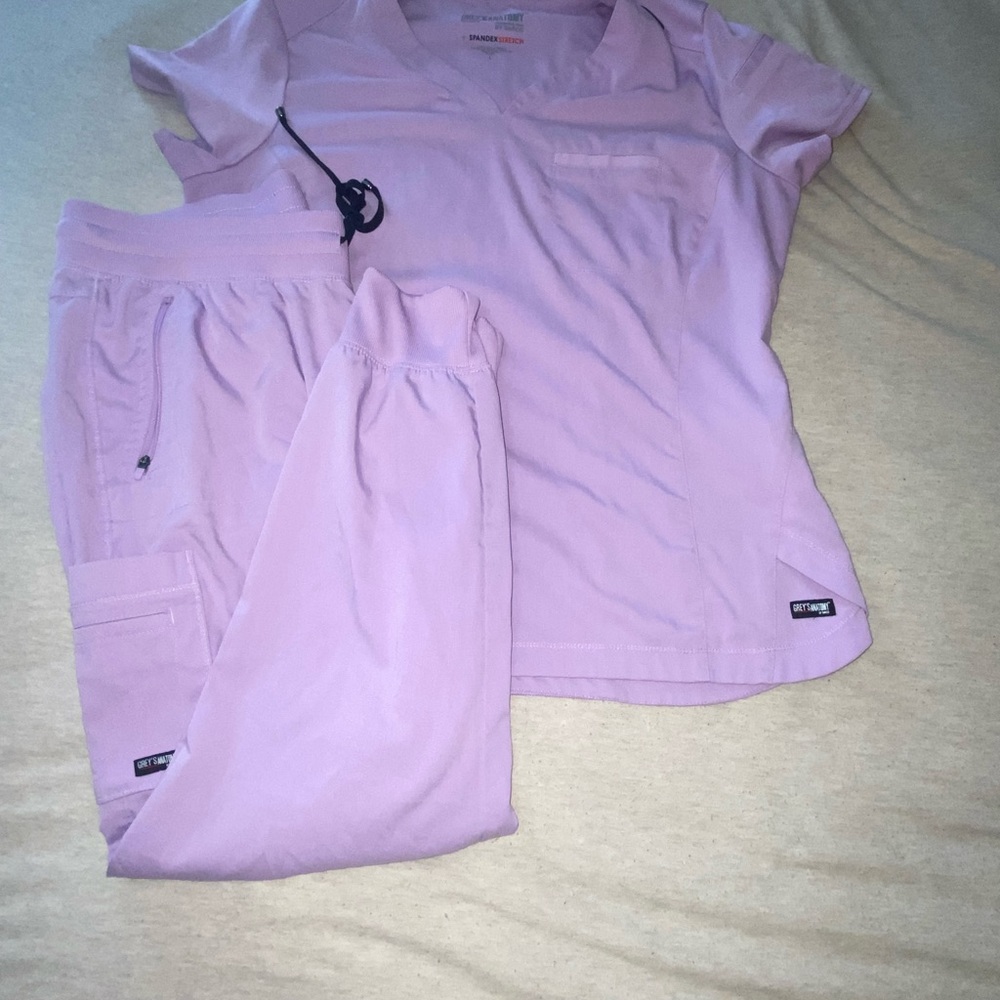 Grey's Anatomy Spandex 2 Pocket V-Neck Light Purple Scrub Top and Jogger bottom